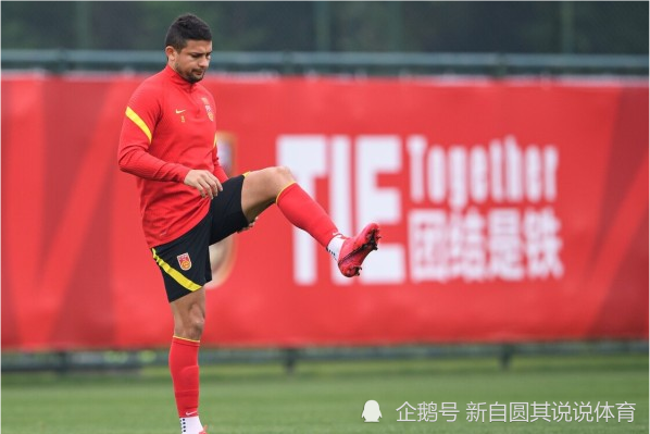  那不勒斯痛失榜首，金玟哉失误致关键丢球  