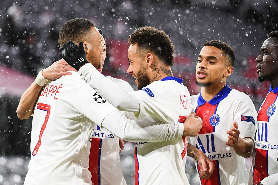  拜仁慕尼黑争议判罚引发舆论风暴潮  