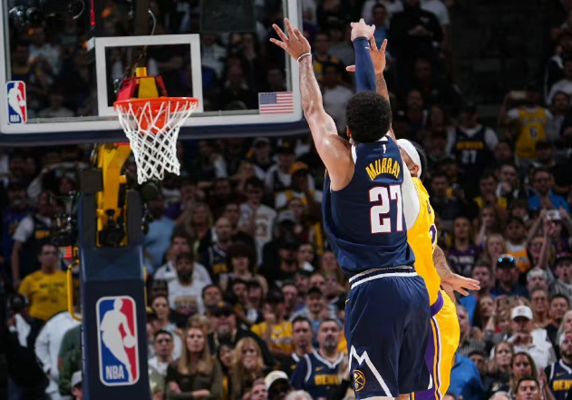  穆雷末节18分，马刺胜活塞  